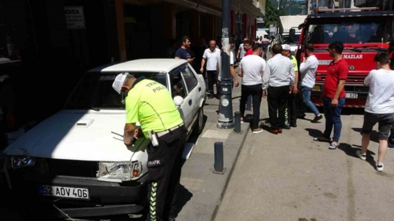 Gaz teli takılı kalan otomobil kaldırıma çıktı: 2 yaralı