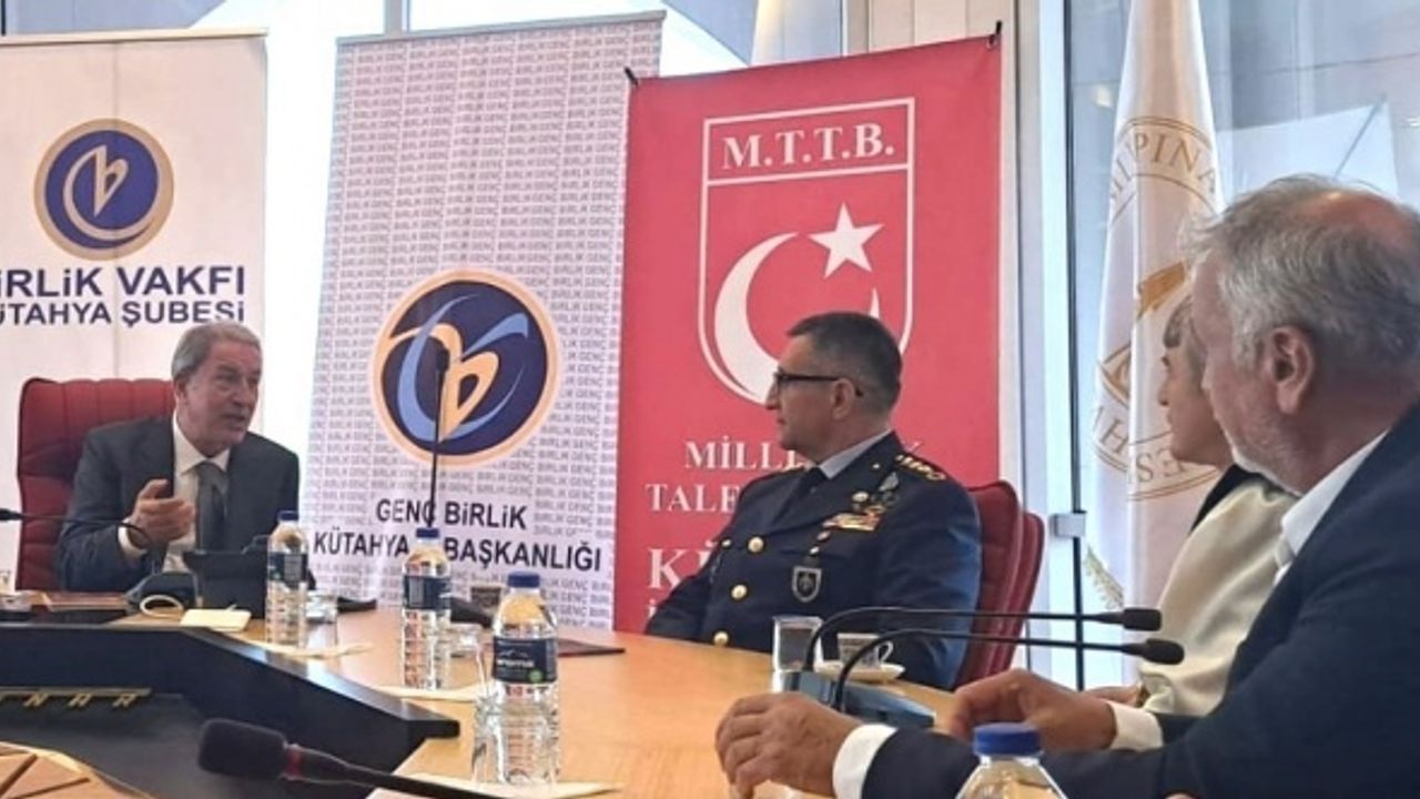 Hulusi Akar, faaliyetleri sebebiyle Başkan Özdemir’i tebrik etti