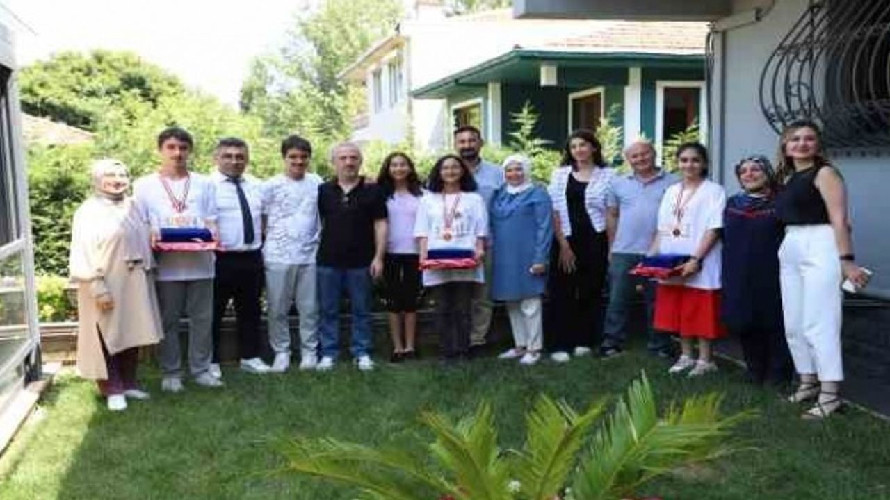 LGS sınavına giren ikiz kardeşler derece yaptı