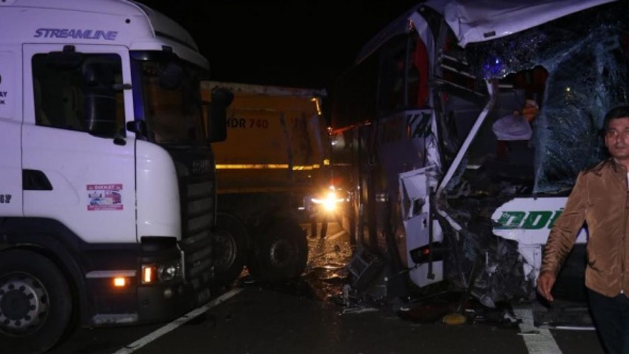 TEM’in Bolu geçişinde yolcu otobüsü ile tır çarpıştı: 1’i ağır 18 yaralı