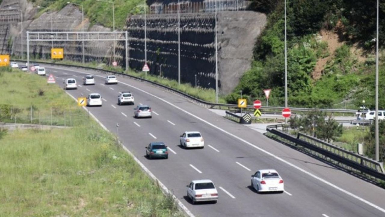 TEM’in ve D-100 kara yolunun Bolu geçişinde akıcı yoğunluk devam ediyor