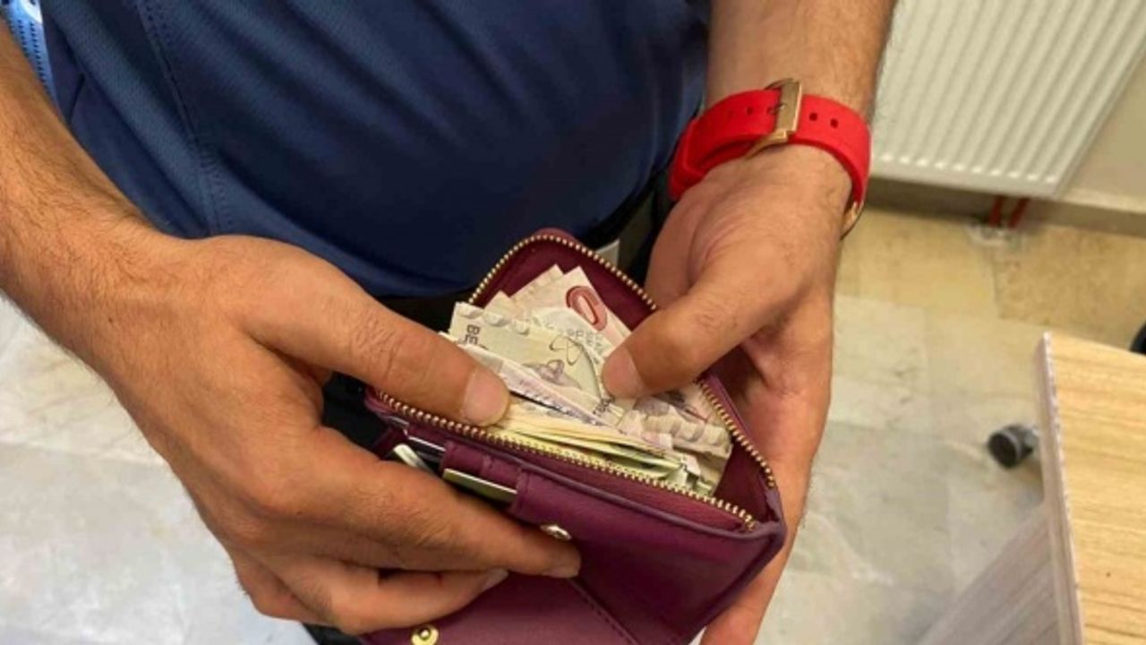 Temizlik personeli para dolu cüzdanı polise teslim etti