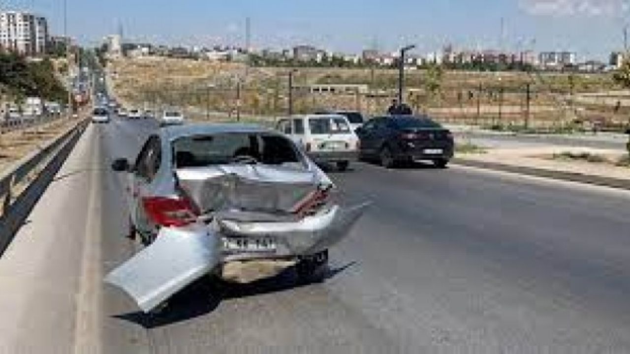 16 araç birbirine girdi: 1’i polis 2 kişi yaralandı