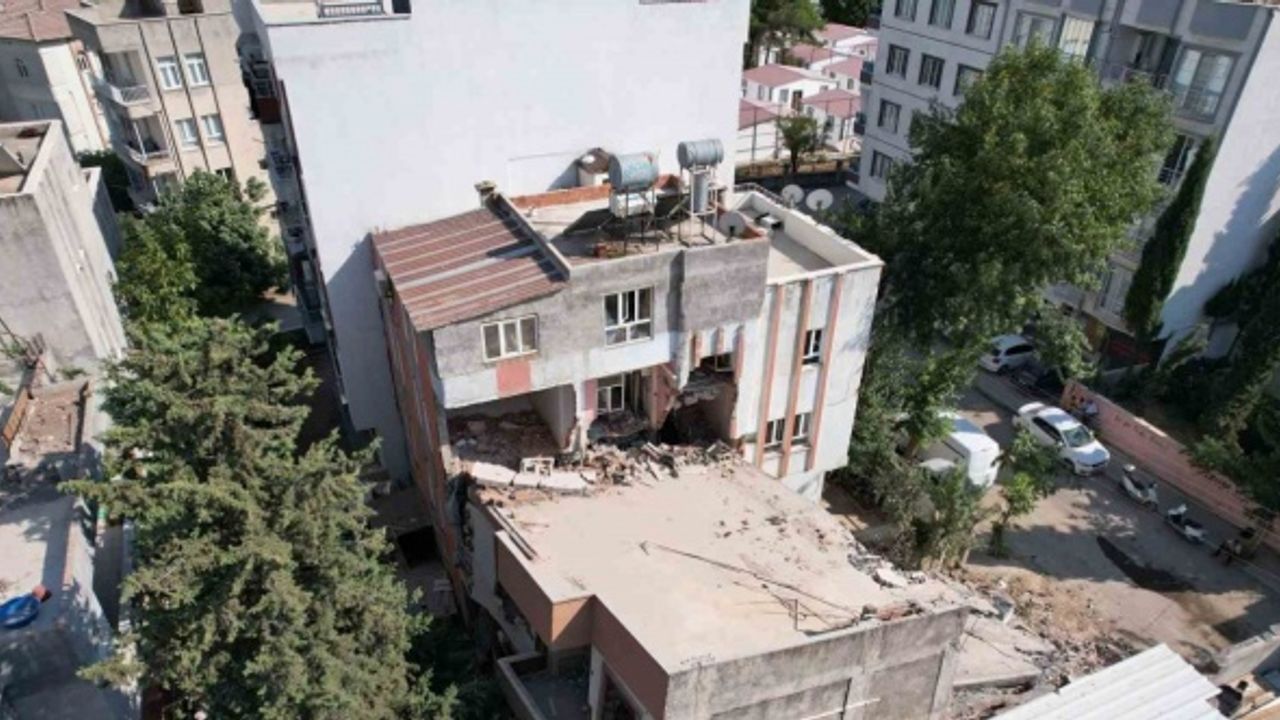 Ağır hasarlı bina yıkım esnasında hafif hasarlı binanın üzerine yıkıldı