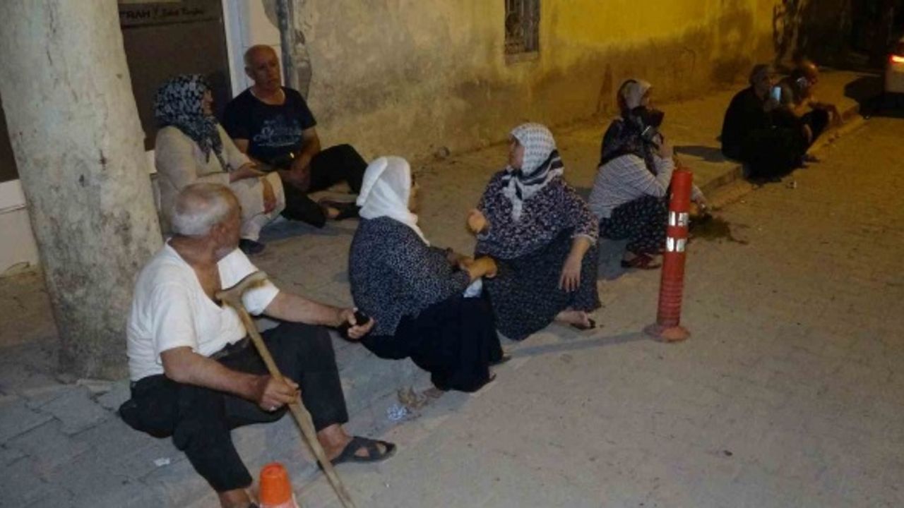 Kızlarıyla bir başına kalan çaresiz baba, eşine seslenip eve dönmesini istedi