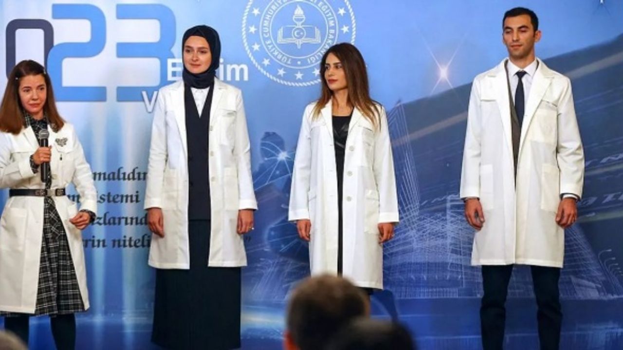 MEB: Öğretmenler, Önlük Giymeleri İçin Teşvik Edilecek