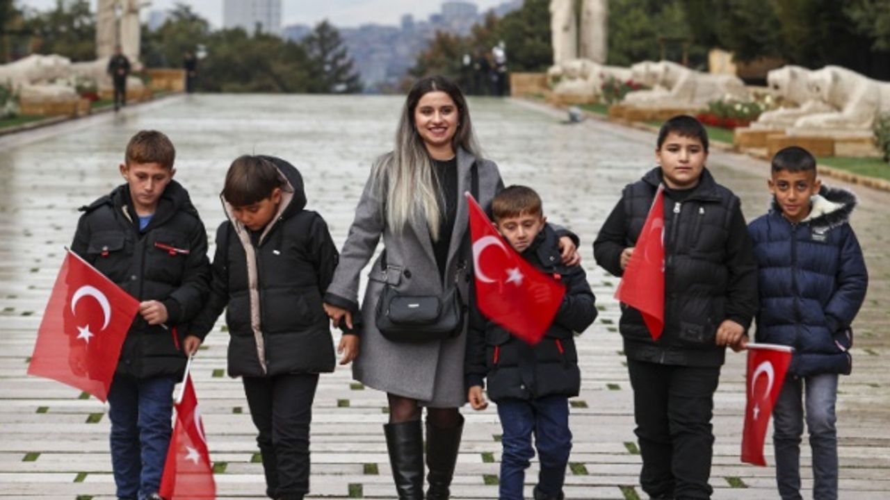 Ata'ya saygı nöbetini canlandıran öğrenciler Anıtkabir'de
