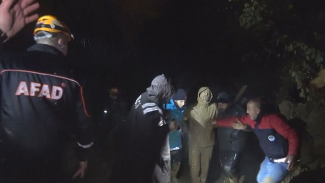 Heyelanda toprak altında kalan 18 kişi kurtarıldı