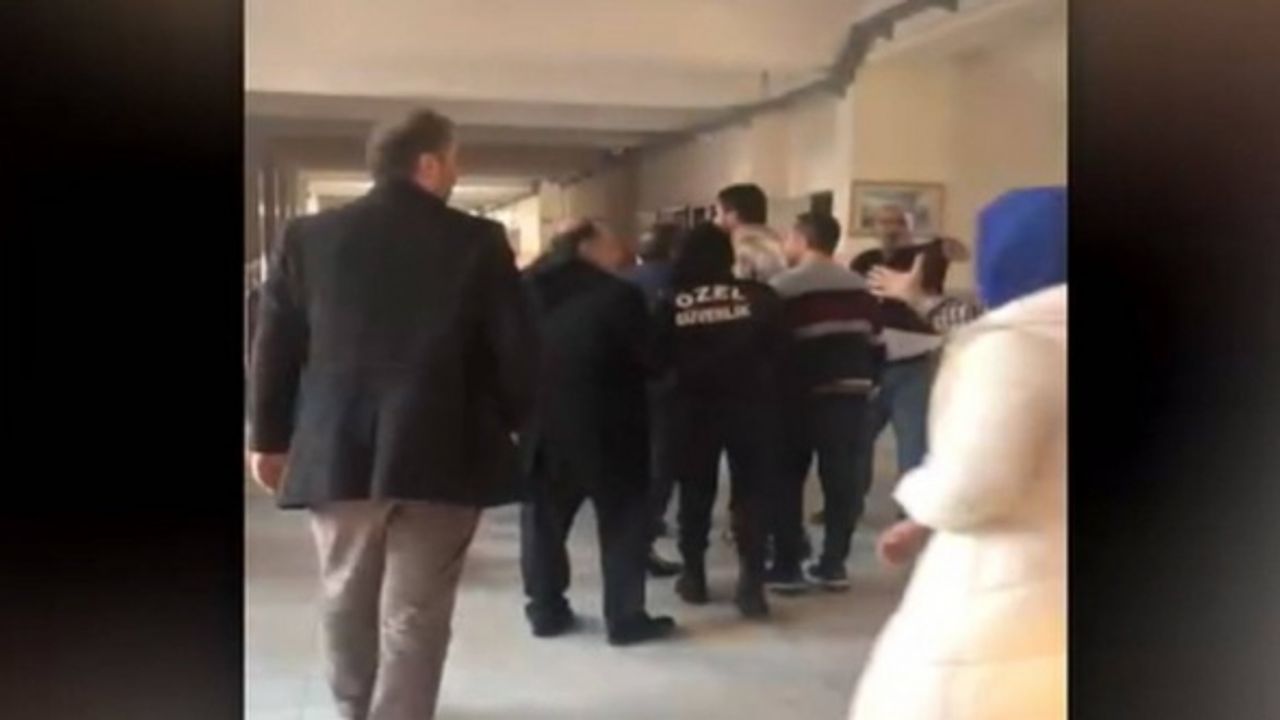 Kadın Öğretmen Kadın Veli Tarafından Darp Edildi