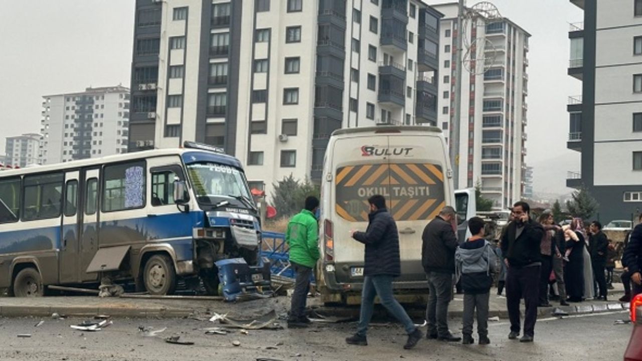 Öğrenci servisi ile yolcu minibüsü çarpıştı