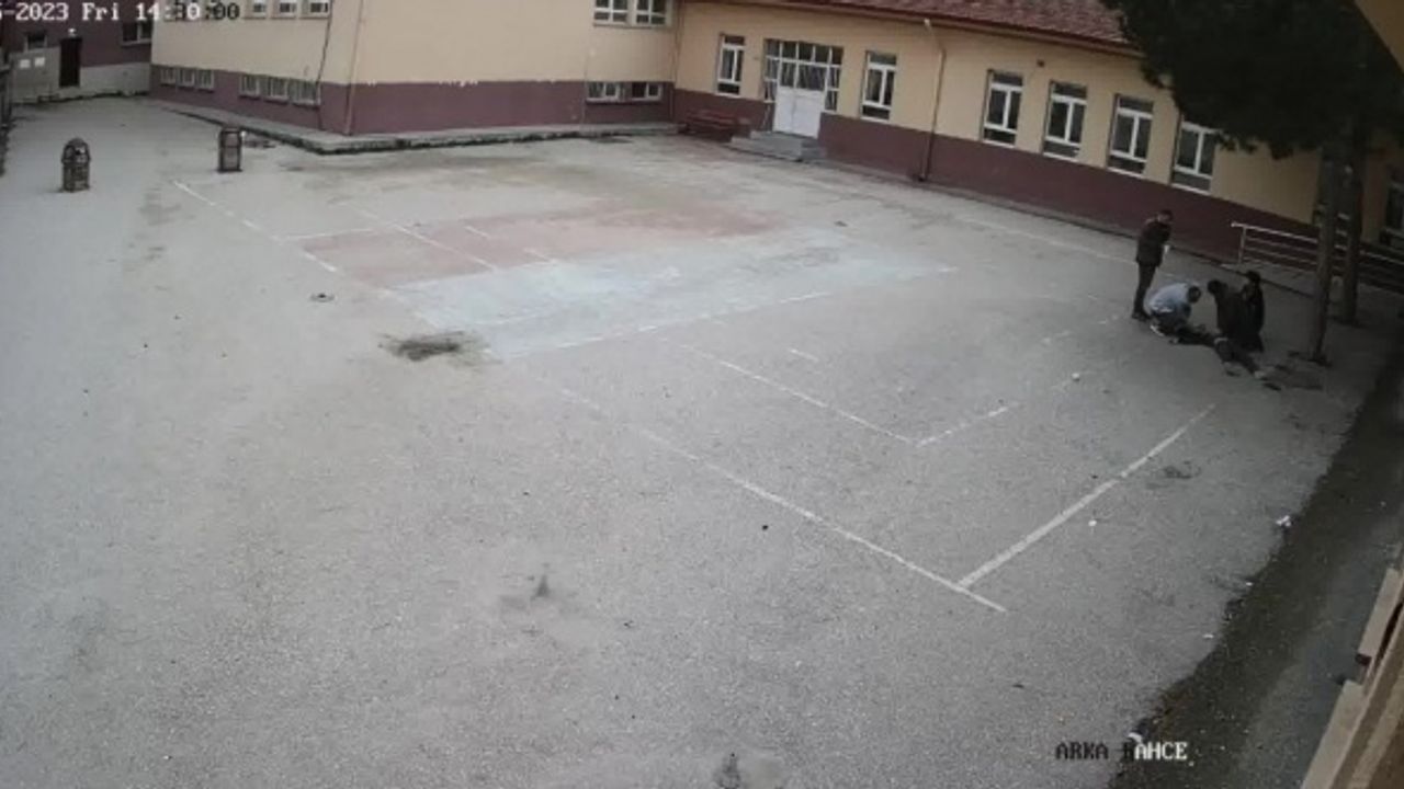 Okul bahçesinde kalbi duran öğrenciyi öğretmeni kurtardı: O anlar kamerada