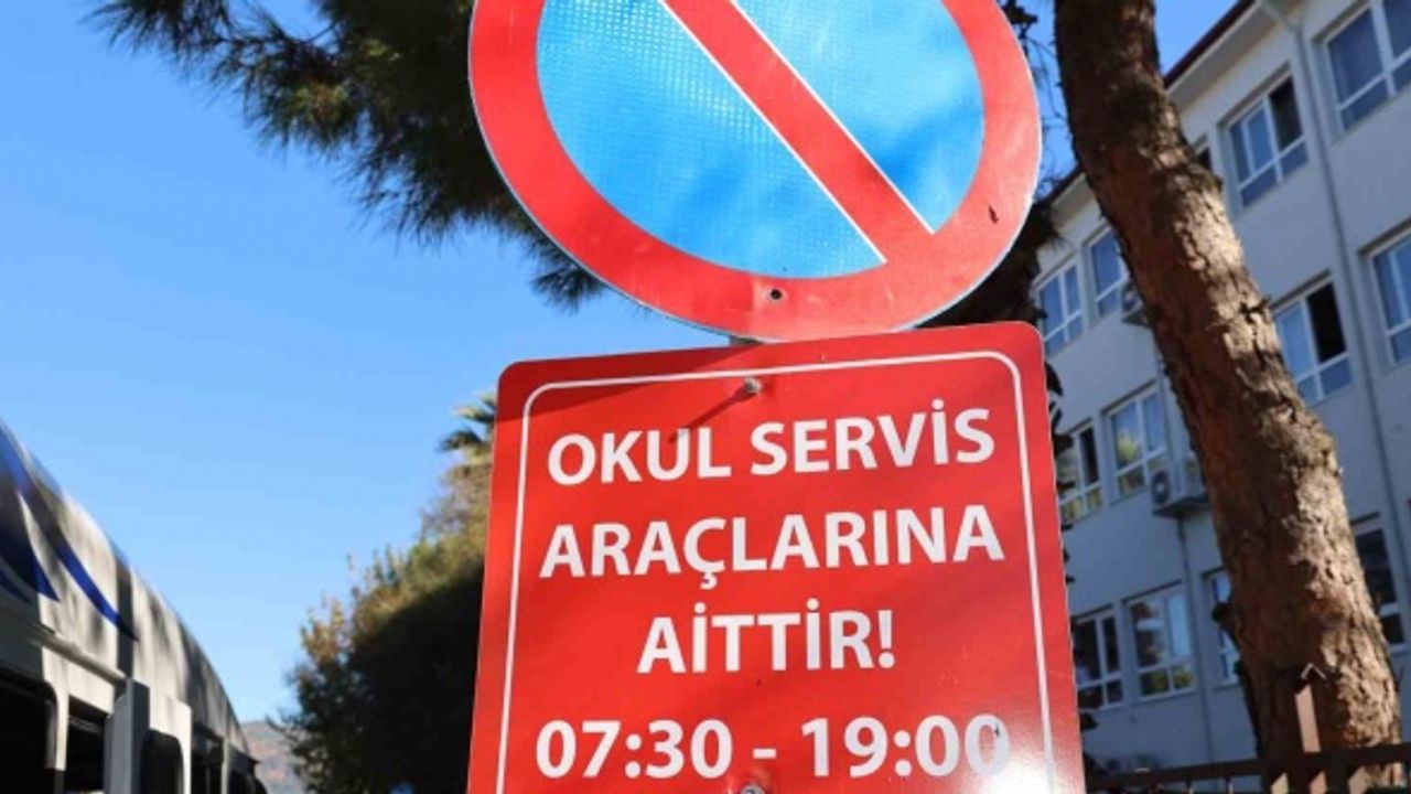 Okul servislerinin yerine park eden özel araçlar, servis şoförlerini zora sokuyor