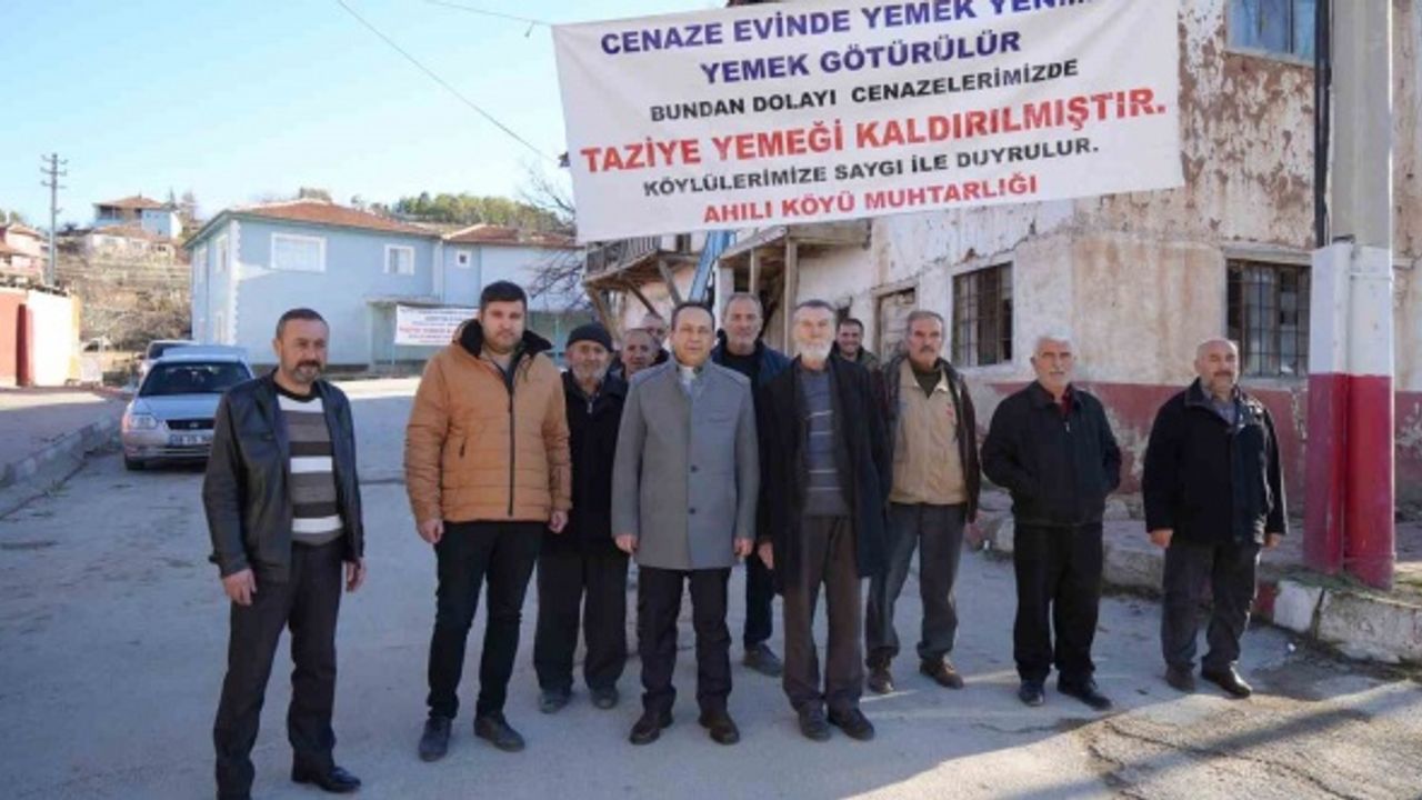 20 yıldır sürüyordu, pankartla duyurdular: Bu köyde taziye yemeği kaldırıldı