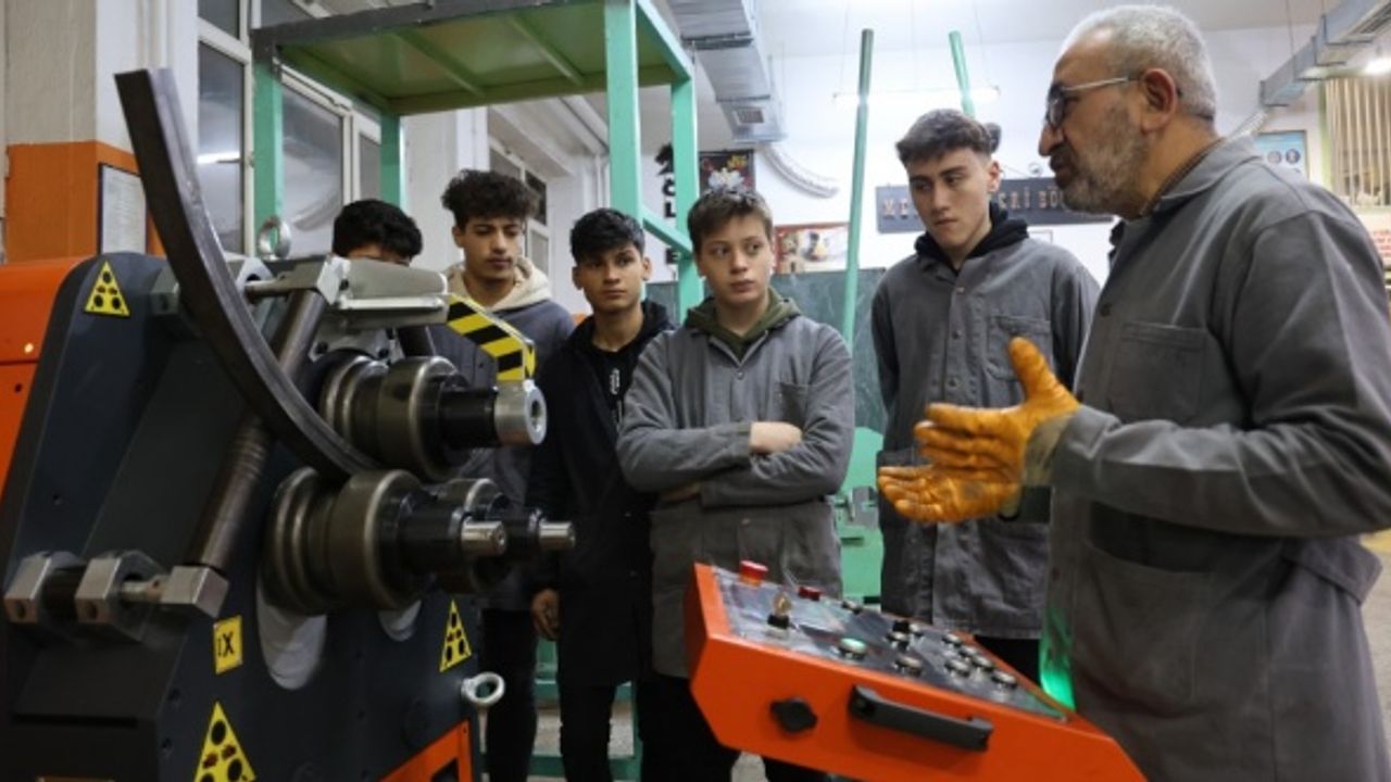 Fabrika gibi çalışan lise: Cirosu 5 milyona yaklaştı