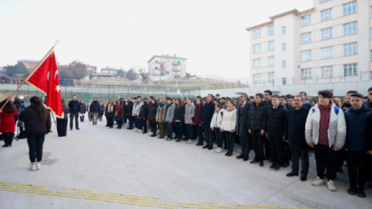 Milli Eğitim Bakanı Yusuf Tekin Şehitlerimiz İçin Saygı Duruşunda!