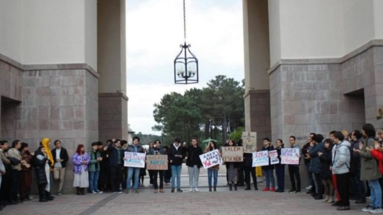 Koç Üniversitesi öğrencilerinden eylem: 'Üniversitemizi bir ticarethane olarak görüyorlar'