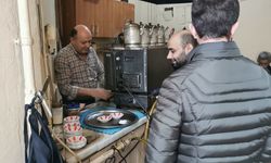 29 yıllık çay ocağı ile önce çocuklarını, şimdi torunlarını okutuyor