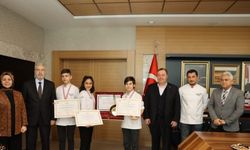 Altın tavayı kazanan öğretmen ve öğrencilere ödül