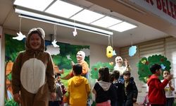 Bulanıklı öğretmenlerin oynadığı tiyatro oyununu minikler beğeni ile izledi
