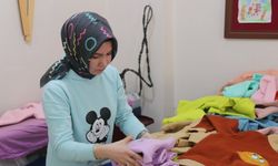 Bitlisli kadınlar depremzedeler için giysi dikiyor