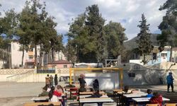 Emine öğretmen, depremzede çocukları eğlendiriyor