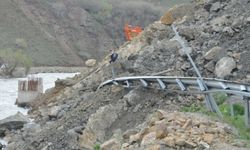Hakkari-Van karayolunda heyelan