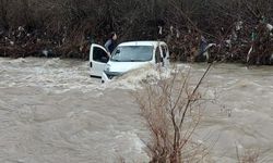 Araçları ile dereden geçmek isterken sele kapılan 3 kişi ölümden döndü