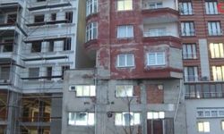 Bağcılar'da iki farklı binanın üst üste konulmuş gibi göründüğü apartman yıkılıyor