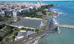 Denizin taştığı İskenderun'da son durum havadan görüntülendi