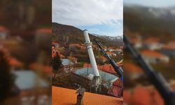 Depremde hasar alan cami minaresi yıkıldı