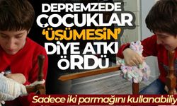 Depremzede çocuklar ’üşümesin’ diye kullanabildiği iki parmağıyla atkı ördü