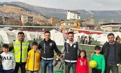 Emetli polis memurları Kahramanmaraş’ta depremzede çocuklarla top oynadı