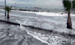 İskenderun’da deniz taşkınları devam ediyor