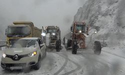 Zigana Geçidi kara teslim oldu, araçlar yolda kaldı