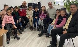 Arama kurtarma ekibi depremzede öğrencilerle bir araya geldi