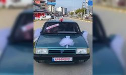 Boşandıktan sonra aracını gelin arabası gibi süsledi, ayrılığı şehir turu yaparak kutladı