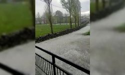 Ceviz büyüklüğündeki dolu beldeyi beyaza bürüdü