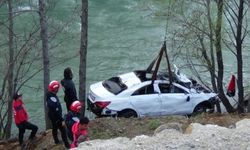 Munzur Çayı’na düşen otomobil çıkartıldı, 3 genç aranıyor