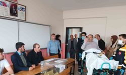 Oy kullanmaya sedyeyle gitti