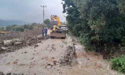 Aliağa’yı sağanak vurdu: Taşan dere eski köprüyü yıktı