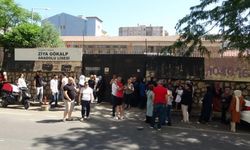 Öğrenciler sınavda, aileler dışarıda AYT heyecanı yaşıyor