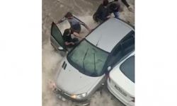 Sel sularında otomobilinin altına sıkışan vatandaşa mahalleliden yardım eli