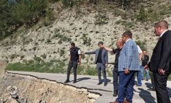 Vali, kapanan yolda incelemelerde bulundu