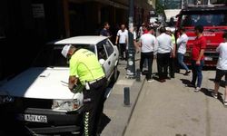 Gaz teli takılı kalan otomobil kaldırıma çıktı: 2 yaralı