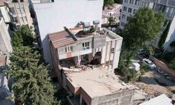 Ağır hasarlı bina yıkım esnasında hafif hasarlı binanın üzerine yıkıldı