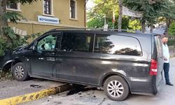 Turistleri taşıyan minibüs ağaca çarptı: 6 yaralı
