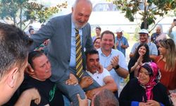 Yüksek zammı alan işçiler Başkanı omuzlarda taşıdı