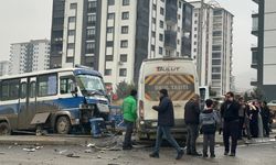 Öğrenci servisi ile yolcu minibüsü çarpıştı