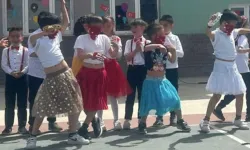 Erkek öğrencileri etek giydirip oynattılar!