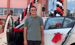 YKS'de derece yapan öğrenciye otomobil hediye ettiler